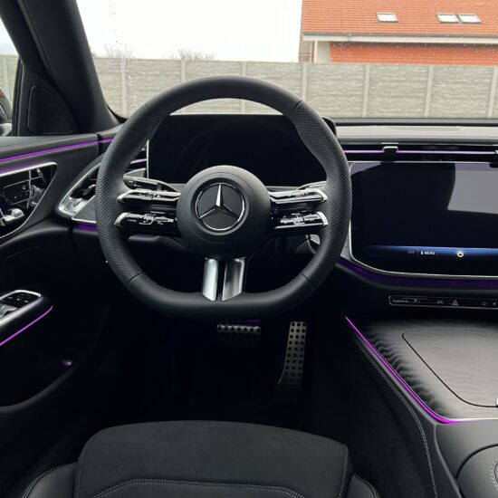 mercedes-cierny-interier
